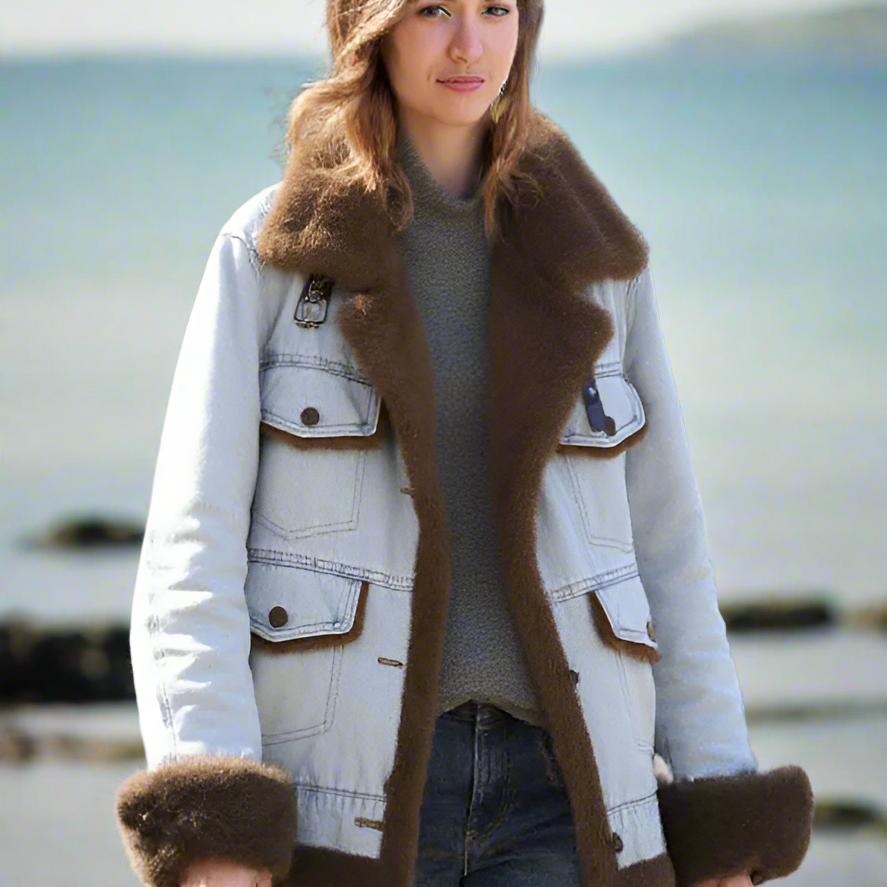 Woman_wearing_a_light-colored_jacket_with_brown_fur_trim_outdoors